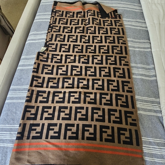 Fendi Poncho - Picture 4 of 7